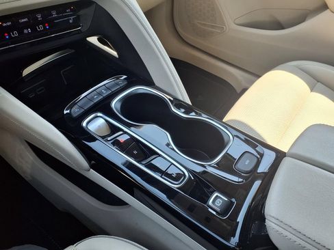 Used 2022 Buick Envision Essence w/ Safety Package FWD image 12