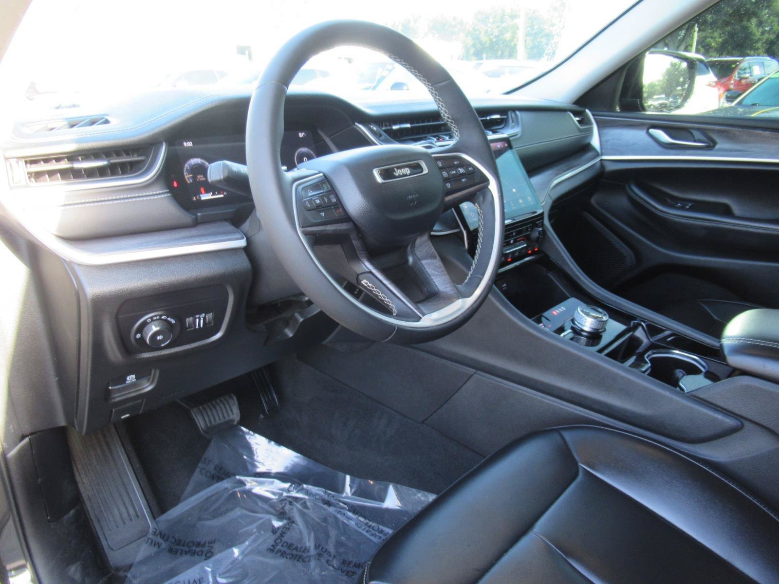 Used 2023 Jeep Grand Cherokee Limited AWD/4WD image 18