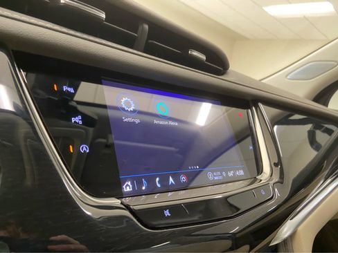 Used 2024 Cadillac XT6 Premium Luxury w/ Technology Package FWD image 32