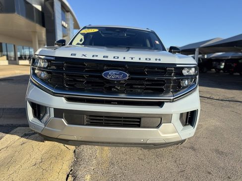 Used 2025 Ford Expedition Max Platinum w/ Driver's Package image 2