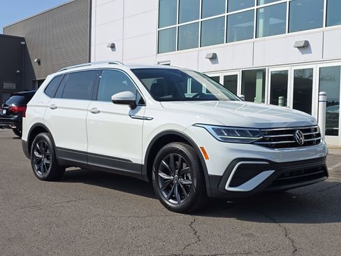 Certified 2022 Volkswagen Tiguan SE image 3