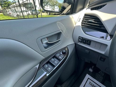 Used 2018 Toyota Sienna XLE Premium FWD image 13