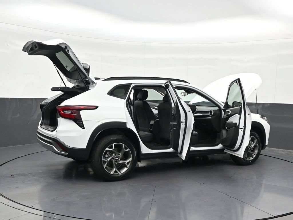 Used 2025 Chevrolet Trax LT FWD image 37