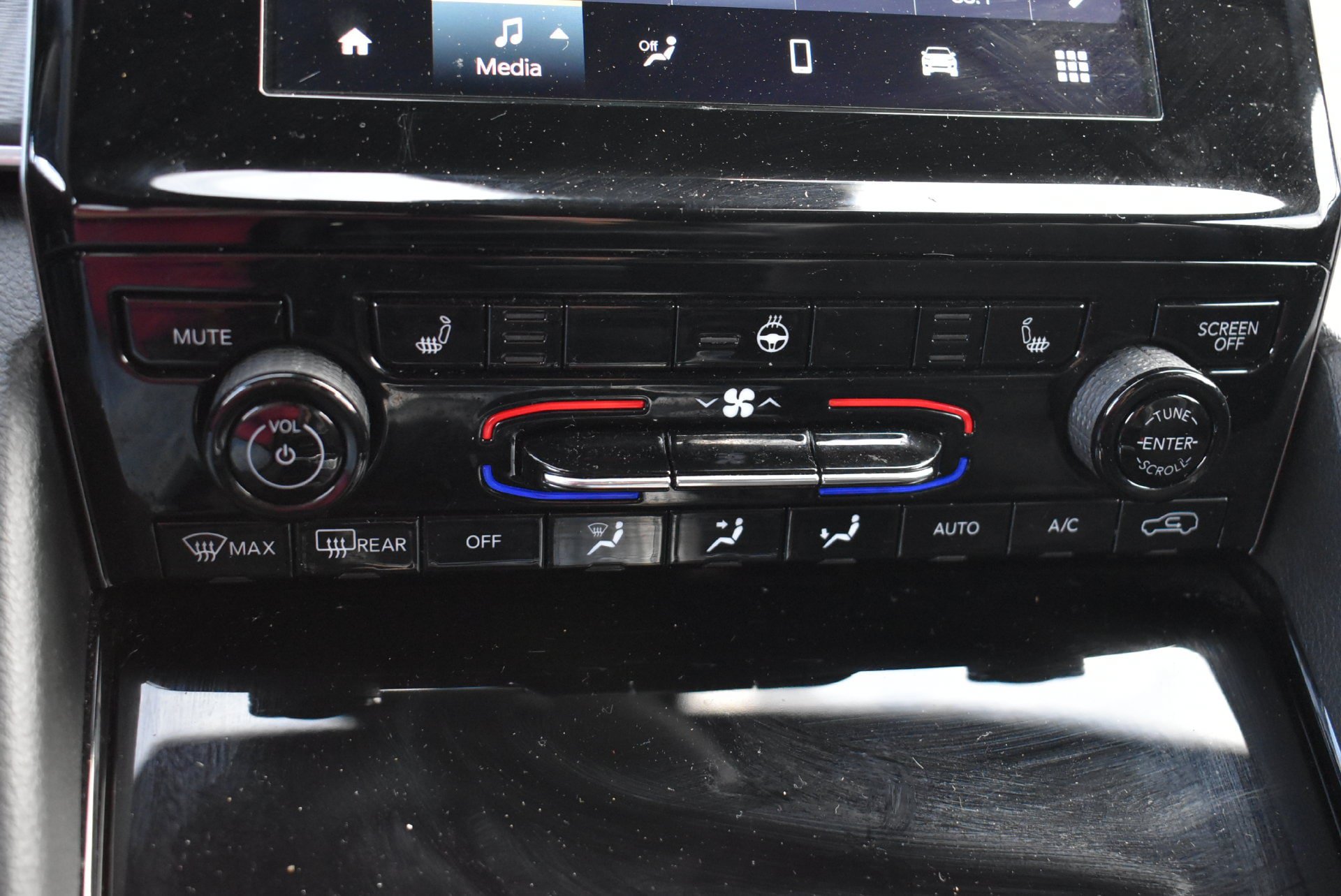 Used 2023 Jeep Grand Cherokee Altitude AWD/4WD image 29