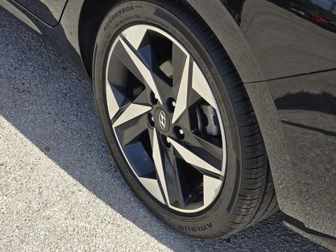 Used 2023 Hyundai Elantra Limited w/ Preferred Accessory Package FWD image 7