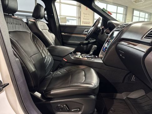 Used 2018 Ford Explorer Platinum image 26