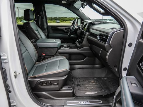 Used 2025 GMC Yukon AT4 w/ AT4 Premium Package AWD/4WD image 16