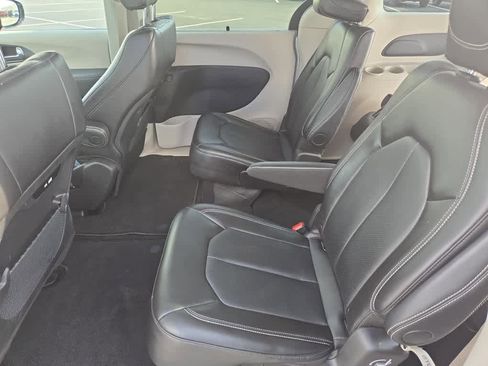 Used 2024 Chrysler Pacifica Touring-L image 47