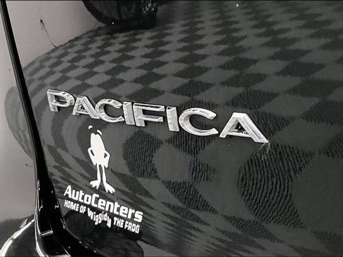 Used 2023 Chrysler Pacifica Touring-L FWD image 9