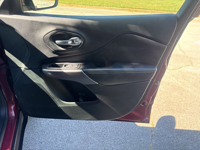 Used 2019 Jeep Cherokee Limited AWD/4WD image 9
