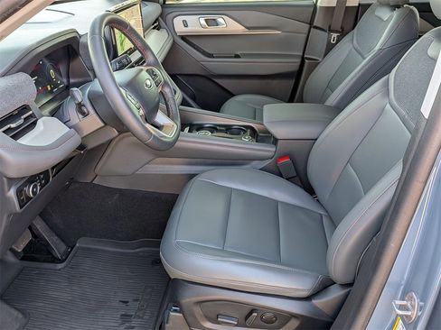 Used 2025 Ford Explorer Active w/ Active Comfort Package image 18