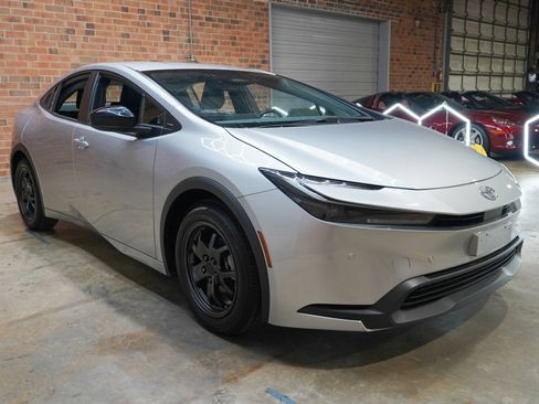 Used 2024 Toyota Prius LE FWD image 3