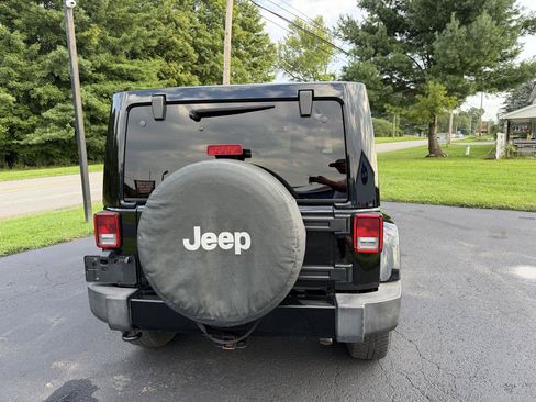 Used 2017 Jeep Wrangler Unlimited Sahara w/ Connectivity Group AWD/4WD image 6