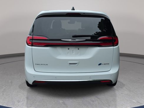 Used 2024 Chrysler Pacifica Limited FWD image 2