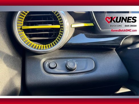 Used 2024 Chevrolet Trax ACTIV w/ Sunroof Package image 12