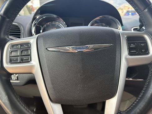 Used 2014 Chrysler Town & Country Touring FWD image 12