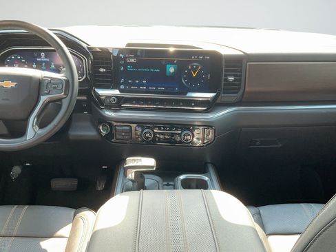 Used 2023 Chevrolet Silverado 1500 High Country w/ Technology Package AWD/4WD image 7