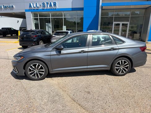 Used 2025 Volkswagen Jetta SE FWD image 2