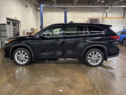 Used 2021 Toyota Highlander Limited image 3