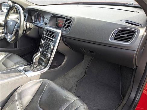 Used 2015 Volvo S60 T6 R-Design image 21