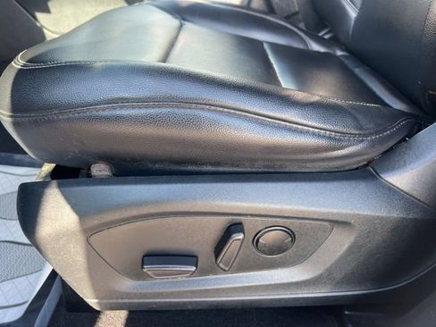 Used 2020 Ford Explorer XLT w/ Equipment Group 202A AWD/4WD image 24