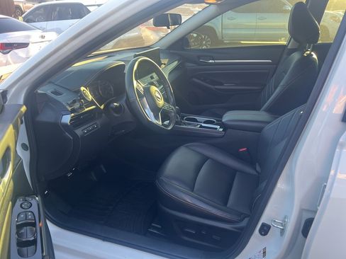 Used 2024 Nissan Altima 2.5 SR w/ SR Premium Package image 8