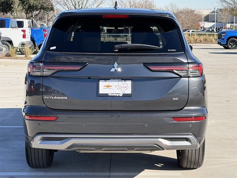 Used 2025 Mitsubishi Outlander SE image 5