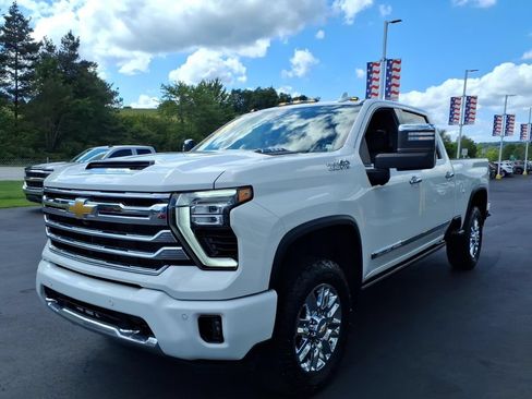 Used 2024 Chevrolet Silverado 2500 High Country w/ Technology Package AWD/4WD image 4