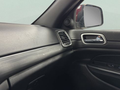 Used 2021 Jeep Grand Cherokee Laredo image 28