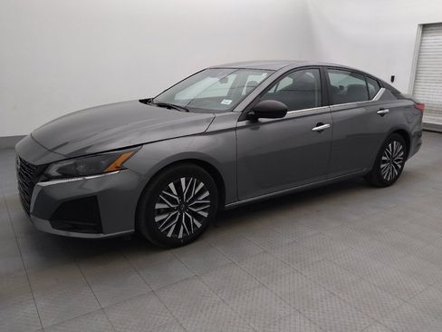 Used 2024 Nissan Altima 2.5 SV image 2