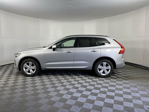 Used 2022 Volvo XC60 B5 Momentum image 2