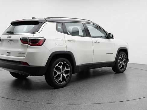 Used 2025 Jeep Compass Limited image 9