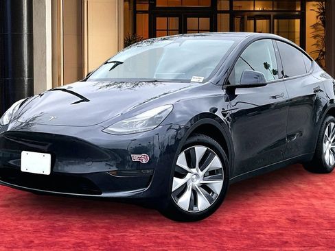Used 2024 Tesla Model Y Long Range AWD/4WD image 1