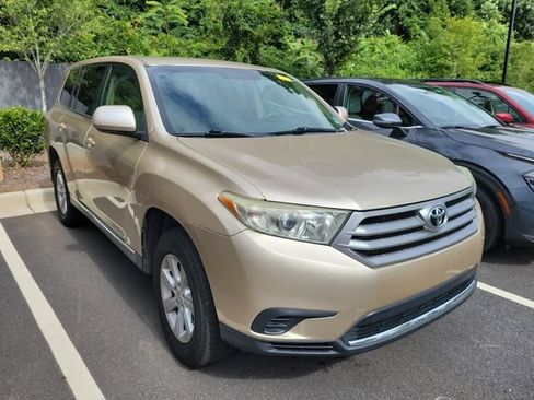 Used 2013 Toyota Highlander FWD w/ Cold Weather Pkg image 3