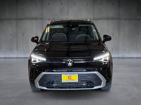 Used 2025 Volkswagen Taos SE w/ Panoramic Sunroof Package FWD image 8