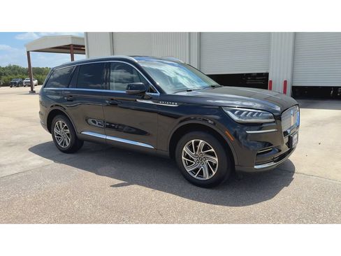 Used 2023 Lincoln Aviator AWD image 2