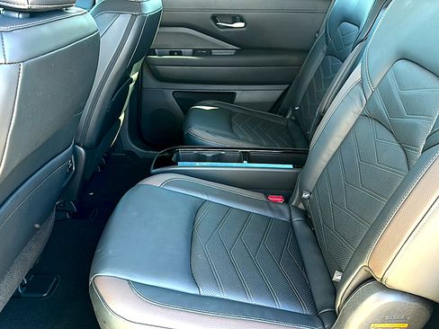 Used 2023 Nissan Pathfinder Platinum image 18