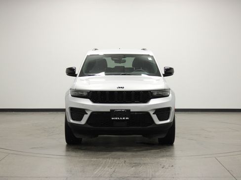 Used 2023 Jeep Grand Cherokee Altitude image 3