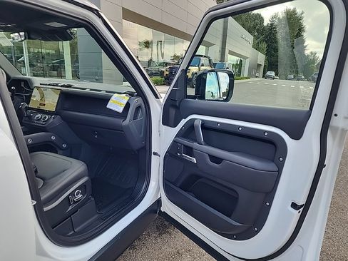 New 2026 Land Rover Defender 130 X-Dynamic SE AWD/4WD image 18