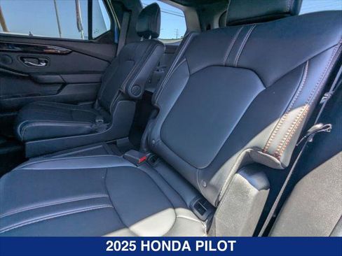 Used 2025 Honda Pilot TrailSport image 21