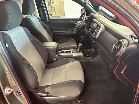 Certified 2022 Toyota Tacoma TRD Off-Road w/ Technology Package AWD/4WD image 16