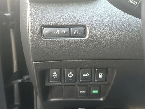 Used 2020 Nissan Rogue SV image 31