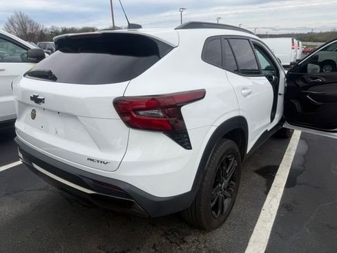 Used 2025 Chevrolet Trax ACTIV w/ Sunroof Package image 10