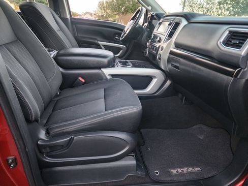 Used 2018 Nissan Titan SV w/ SV Convenience Package image 12