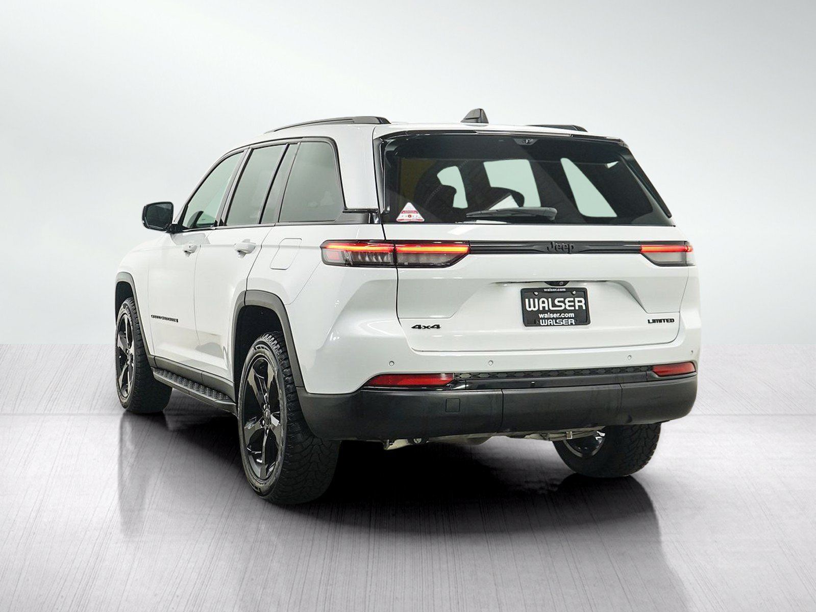 Used 2024 Jeep Grand Cherokee Limited w/ Luxury Tech Group II AWD/4WD image 4