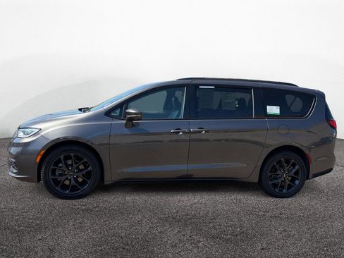 Certified 2022 Chrysler Pacifica Limited w/ Uconnect Theater Family Group AWD/4WD image 2