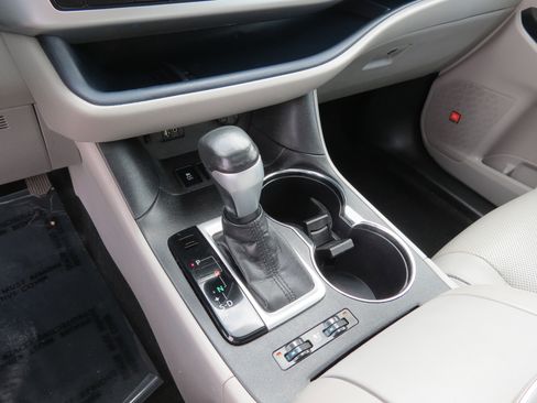 Used 2016 Toyota Highlander Limited image 24