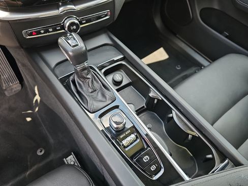 Used 2019 Volvo XC60 T6 Momentum w/ Multimedia Package AWD/4WD image 30