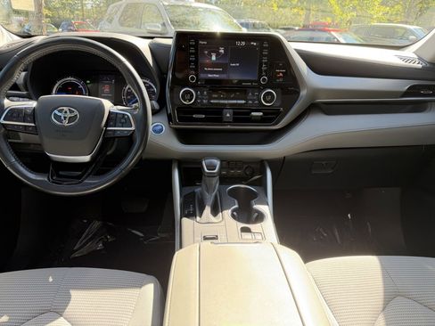 Used 2020 Toyota Highlander LE image 12