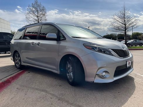 Used 2015 Toyota Sienna SE image 5
